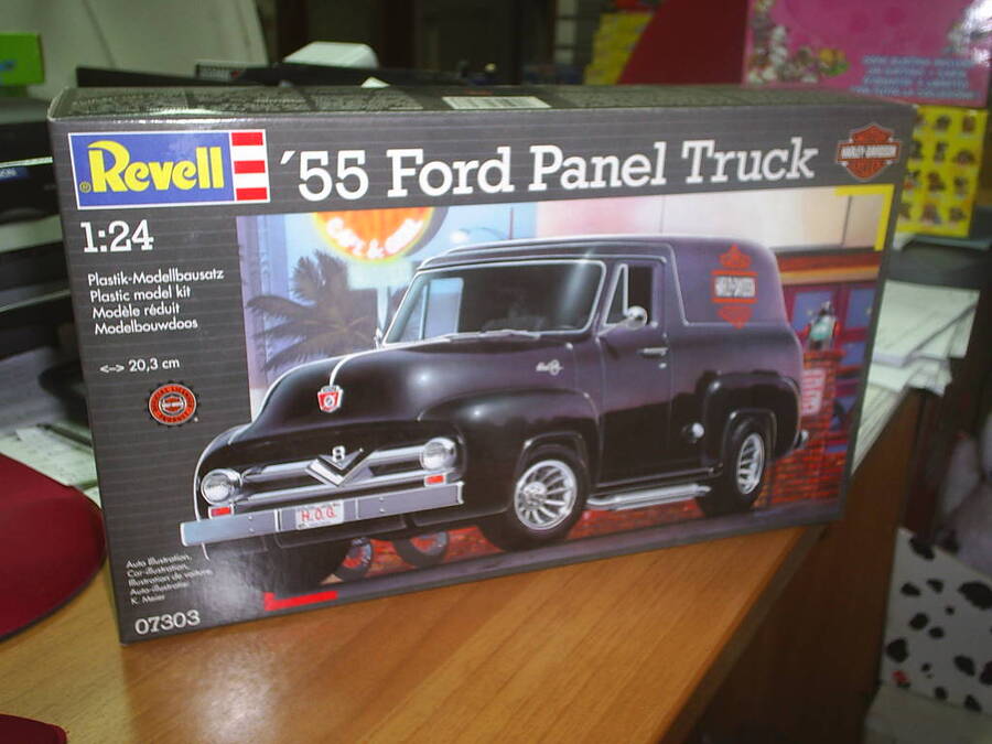 55ford_panel_van_revell_germany.jpg